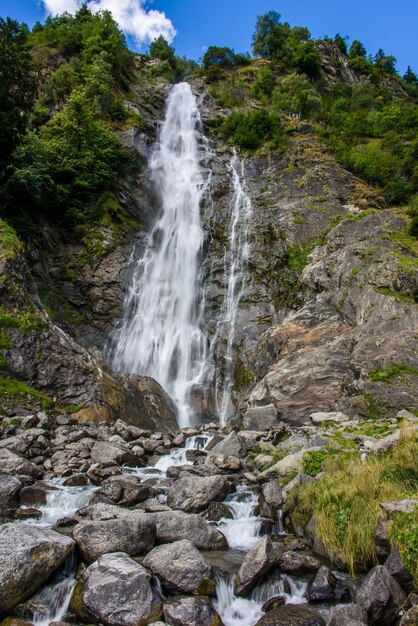 Photo vue panoramique de la cascade dans la forêt