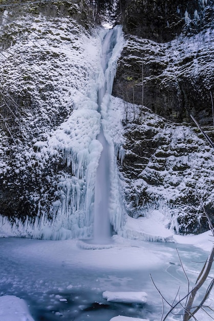 Photo vue panoramique de la cascade gelée en hiver
