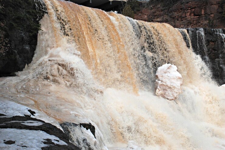 Photo vue panoramique de la cascade en hiver