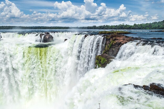 Vue panoramique de la cascade par la mer contre le ciel