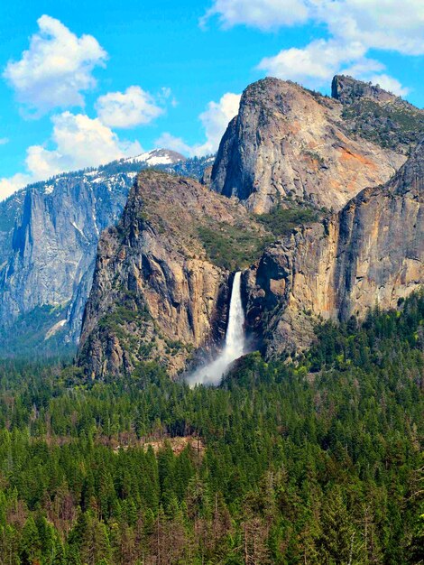 Photo vue panoramique de la cascade de yosemite contre le ciel