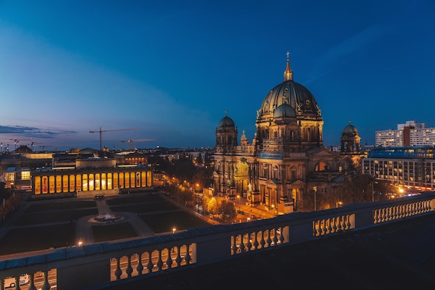 Vue panoramique de la cathédrale de Berlin à Berlin, en Allemagne, pendant la nuit