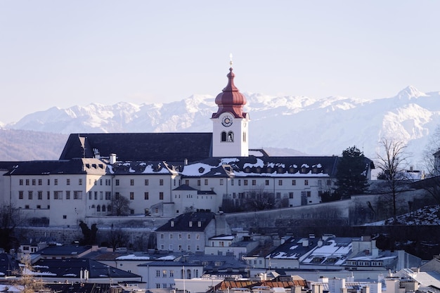 Vue panoramique avec cathédrale et paysage dans la vieille ville de Salzbourg en Autriche en Europe. Ville de Mozart dans les Alpes autrichiennes en hiver. Point de repère vu de la forteresse du château de Hohensalzburg dans le Salzburgerland.