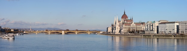 Vue panoramique avec le célèbre bâtiment du parlement sur une rive du fleuve, Budapest, Hongrie