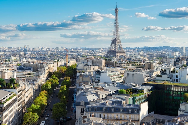 Vue panoramique sur le célèbre monument de la Tour Eiffel et les rues du boulevard Paris Paris France