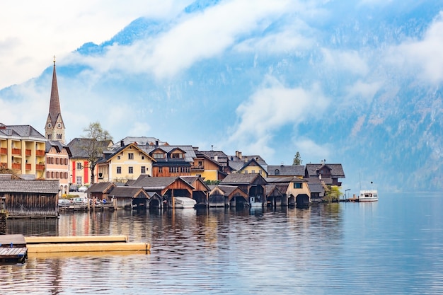 Vue panoramique sur le célèbre village de montagne de Hallstatt avec les sommets des montagnes du lac et des Alpes de Hallstattersee.