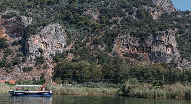 Photo la vue panoramique sur les célèbres tombes rupestres lyciennes de l'ancienne ville de caunos dalyan turquie