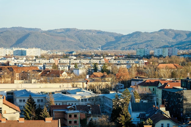 Vue panoramique sur le centre-ville de Ljubljana et les montagnes de Slovénie.