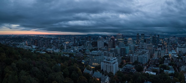 Vue panoramique d'un centre-ville moderne