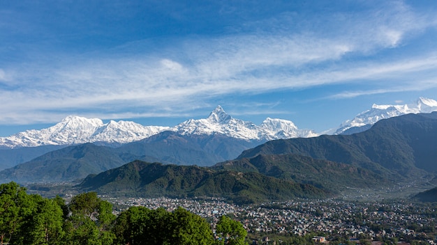 vue panoramique de la chaîne de montagnes annapurna pic et pic machhapuchare