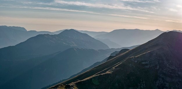 Vue panoramique sur la chaîne de montagnes au coucher du soleil