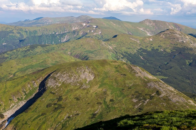 Vue panoramique sur la chaîne de montagnes de Chornohora depuis Hoverla Breskul Pozhyzhevska Turkul Shpyci Rebra Hutyn Tomnatyk Brebeneskul Popivan