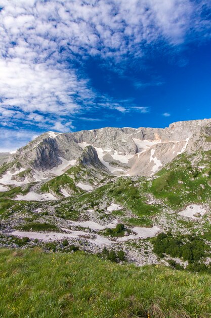 Photo une vue panoramique de la chaîne de montagnes sur le ciel bleu