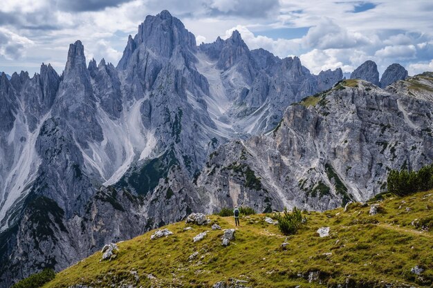 Vue panoramique de la chaîne de montagnes contre le ciel