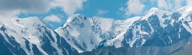 Vue panoramique sur la chaîne de montagnes enneigées