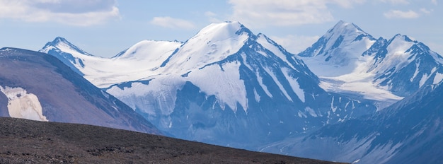 Vue panoramique sur la chaîne de montagnes