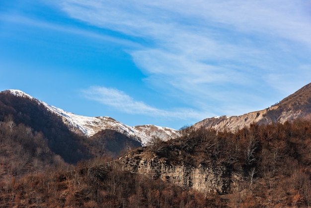 Vue panoramique sur la chaîne de montagnes