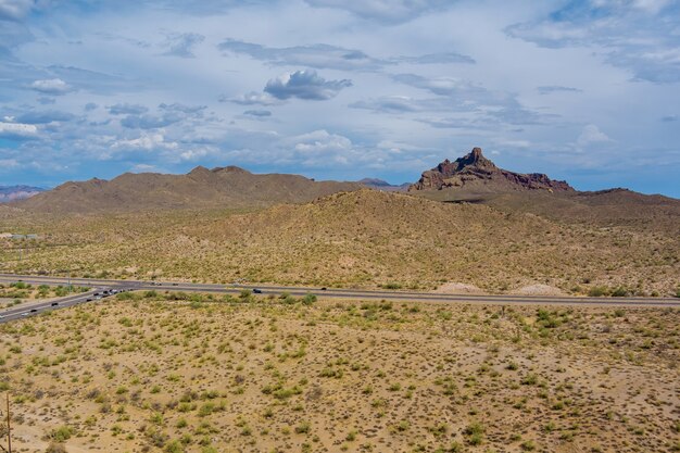 Vue panoramique sur les chaînes de montagnes de pointe près d'une route en Arizona USA