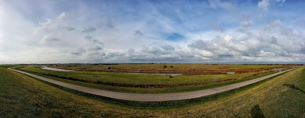 Photo vue panoramique d'un champ agricole contre un ciel nuageux