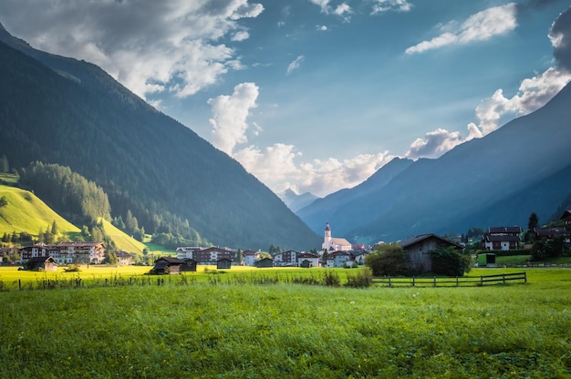 Vue panoramique d'un champ agricole par les montagnes contre le ciel