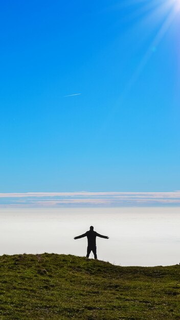 Photo vue panoramique d'un champ herbeux contre un ciel nuageux