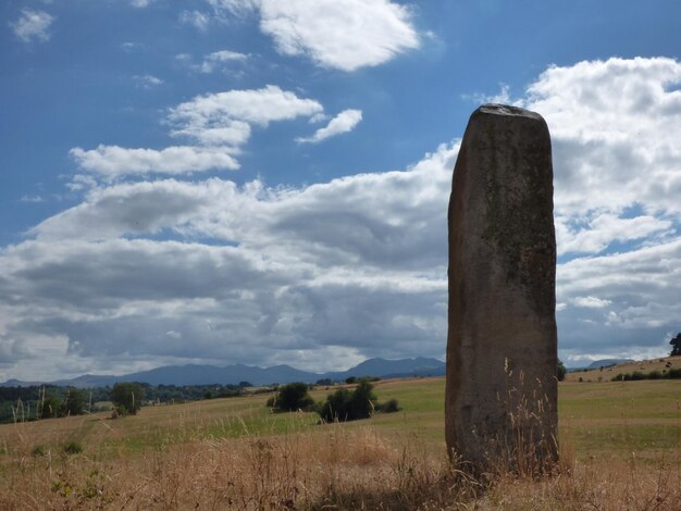 Photo vue panoramique d'un champ herbeux contre un ciel nuageux