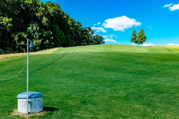 Vue panoramique d'un champ herbeux contre un ciel nuageux