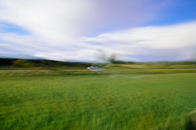 Vue panoramique des champs herbeux contre un ciel nuageux