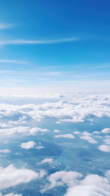 Vue panoramique des champs et des nuages depuis la fenêtre d'un avion Le ciel est d'un bleu vif avec des nuages blancs moelleux