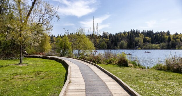 Vue panoramique sur un chemin dans un parc urbain animé au bord du lac