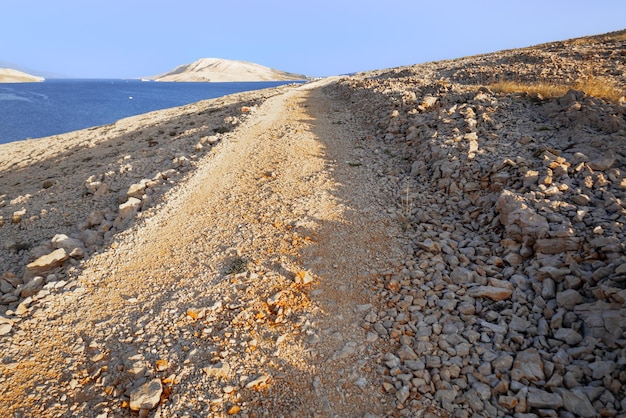 Photo vue panoramique d'un chemin de terre sur l'île de pag croatie route de sable sur la côte de la mer adriatique
