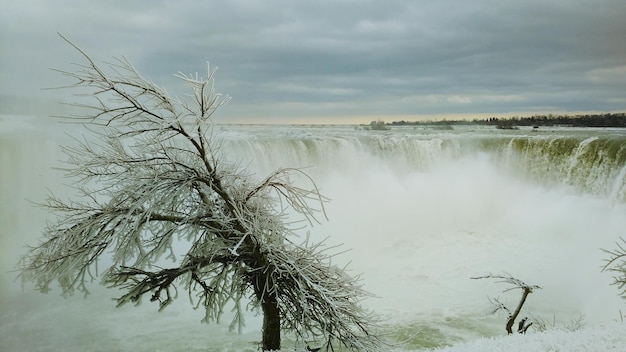 Photo vue panoramique des chutes du niagara en hiver