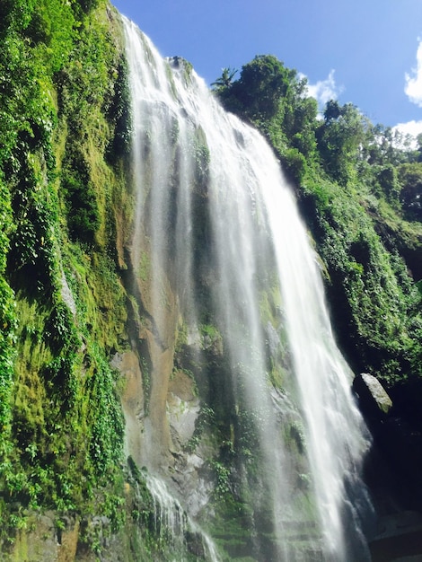 Vue panoramique des chutes de Hulugan
