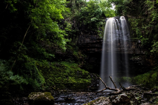 Vue panoramique des chutes de Sgwd Henrhyd
