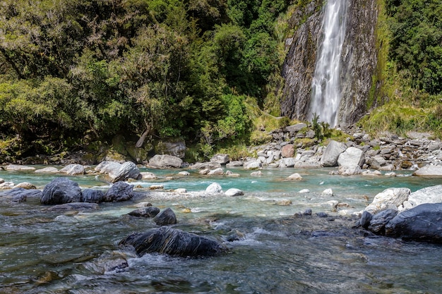 Vue panoramique sur les chutes de Thunder Creek en Nouvelle-Zélande