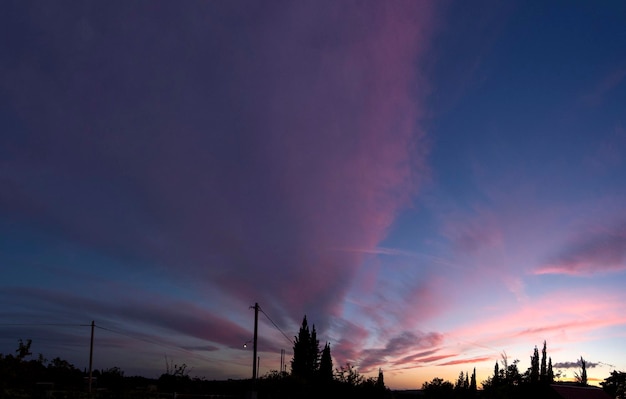 Vue panoramique et ciel de coucher du soleil avec des nuages sur l'île d'Evia en Grèce