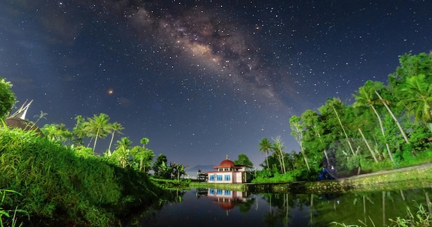 Vue panoramique sur le ciel nocturne avec lac et mosquée