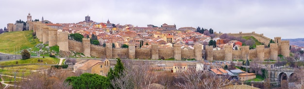 Vue panoramique sur la cité fortifiée et médiévale en haut d'une colline. à Vila, Espagne.