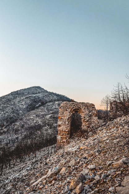 Vue panoramique de la colline Avantas château byzantin Alexandroupolis région d'Evros Grèce soleil couchant couleurs du tourisme.