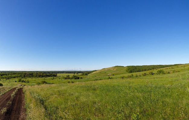 Vue panoramique sur la colline et la vallée.