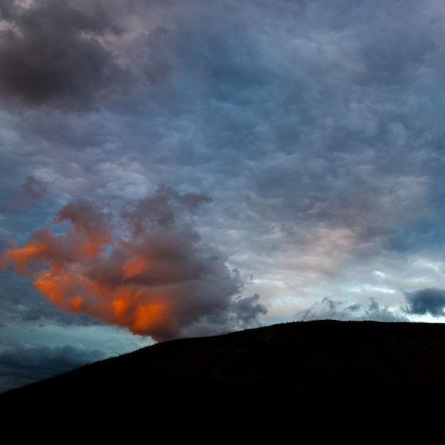 Vue panoramique sur les collines depuis la craie. Photographié en Russie pendant le coucher du soleil.