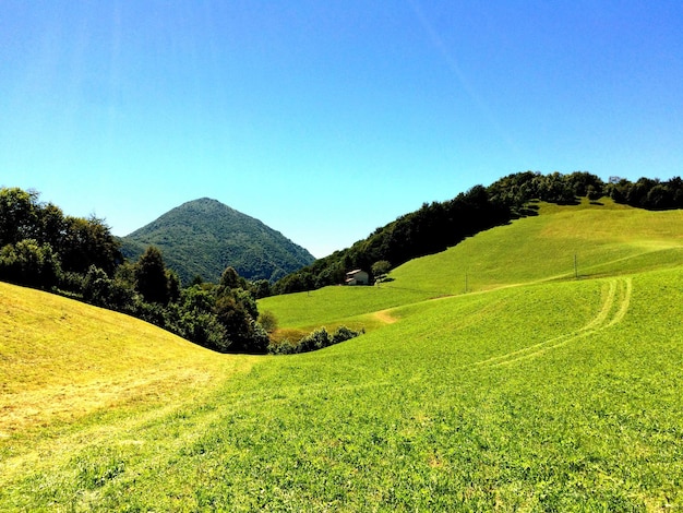 Photo vue panoramique des collines et des montagnes sur un ciel bleu clair