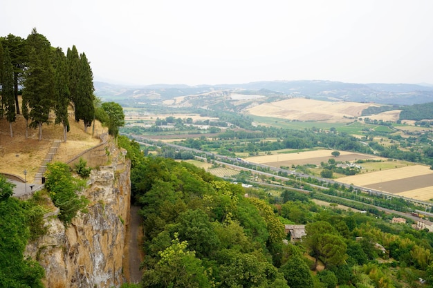 Vue panoramique sur les collines et les vallées forestières près d'Orvieto Ombrie Italie