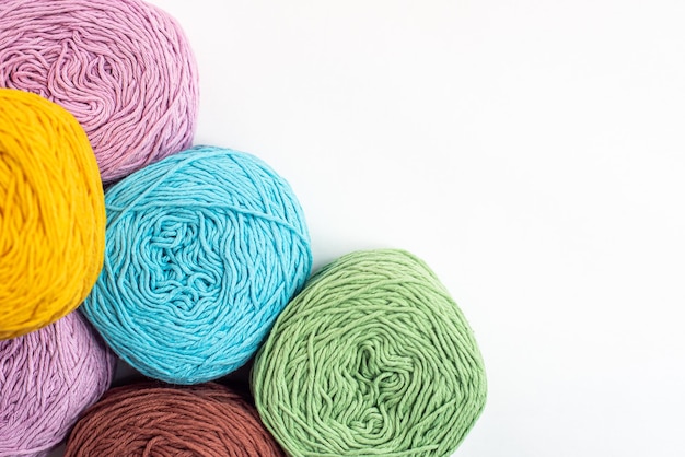 Vue panoramique de la composition avec des accessoires de tricot boules de fil de laine ensemble d'aiguilles à tricoter