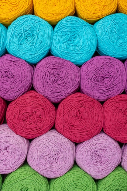 Vue panoramique de la composition avec des accessoires de tricot boules de fil de laine ensemble d'aiguilles à tricoter