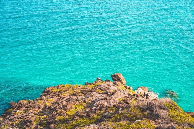 Vue panoramique sur la côte de Con Dao d'en haut avec des vagues littoral ciel clair et mer bleue de la route