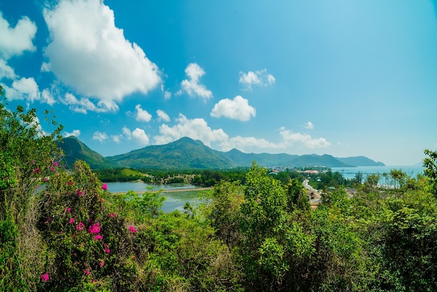 Vue panoramique sur la côte de Con Dao d'en haut avec des vagues littoral ciel clair et mer bleue de la route