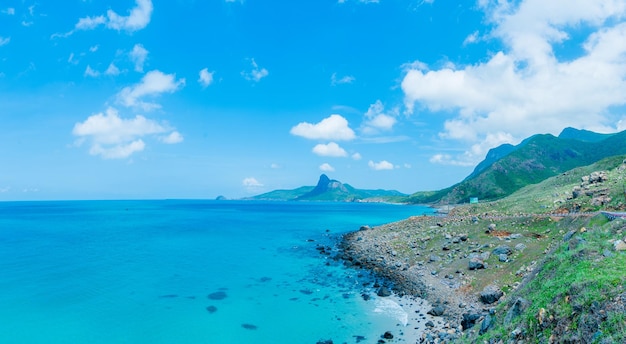 Vue panoramique sur la côte de Con Dao d'en haut avec des vagues littoral ciel clair et mer bleue de la route