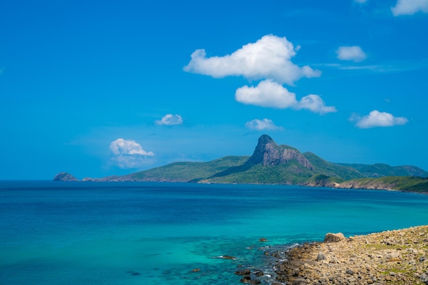 Vue panoramique sur la côte de Con Dao d'en haut avec des vagues littoral ciel clair et mer bleue de la route