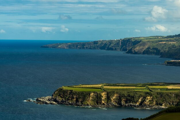 Vue panoramique sur la côte de l'île de Sao Miguel depuis le point de vue de Santa Iria aux Açores Portugal